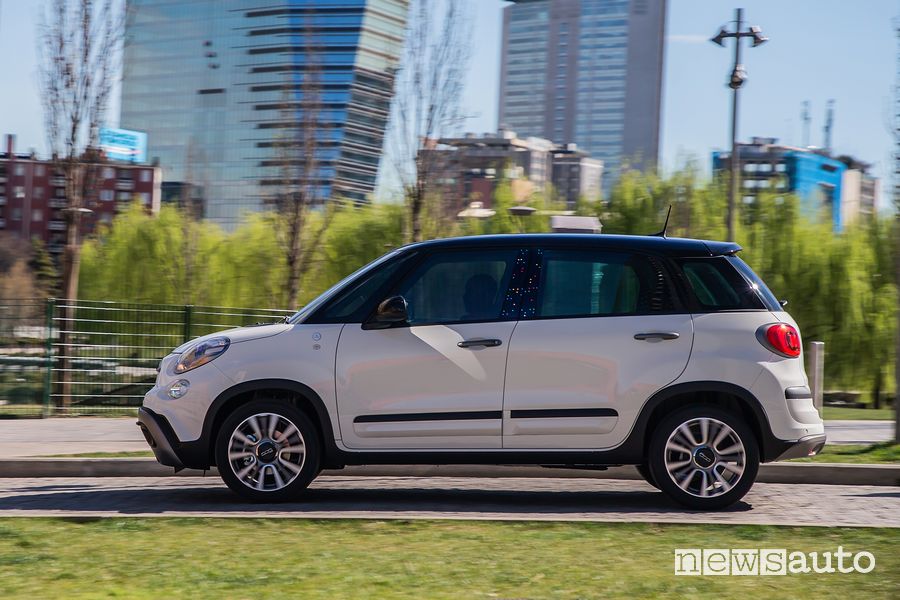 Vista laterale Fiat 500L Hey Google
