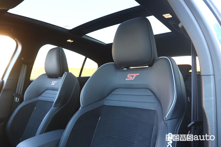 Sedili sportivi Recaro abitacolo Ford Focus ST