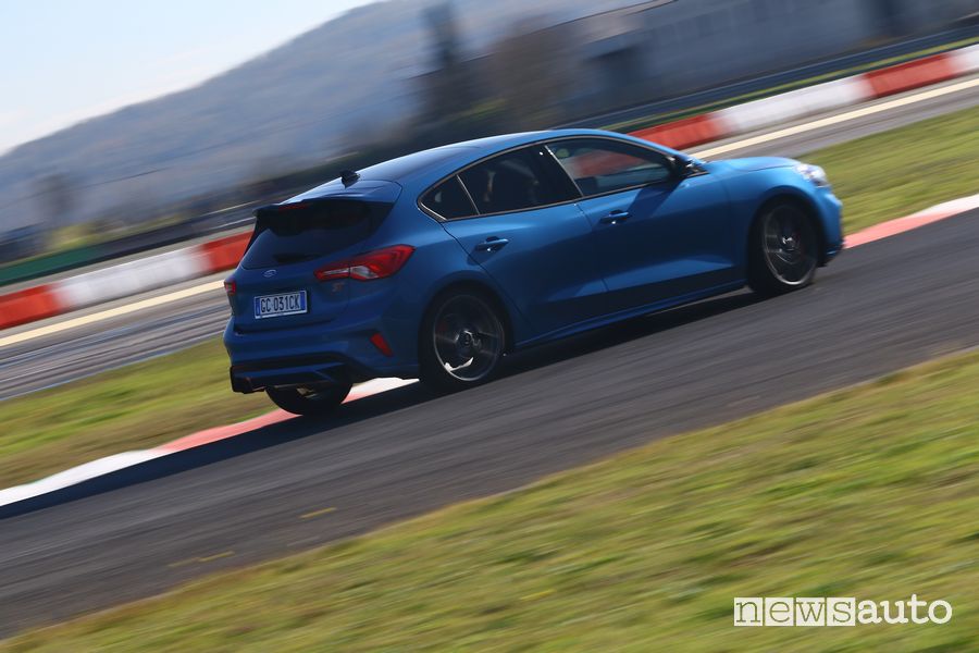 Inserimento in curva Ford Focus ST in pista