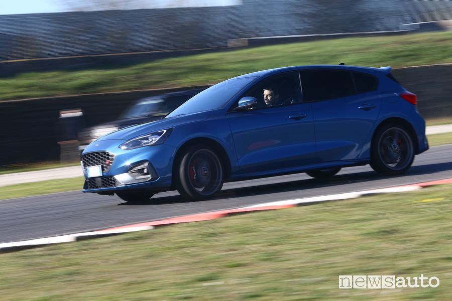 Inserimento in curva Ford Focus ST in pista