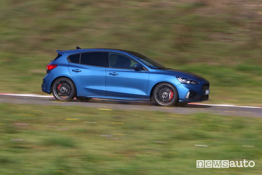 Vista laterale Ford Focus ST in pista