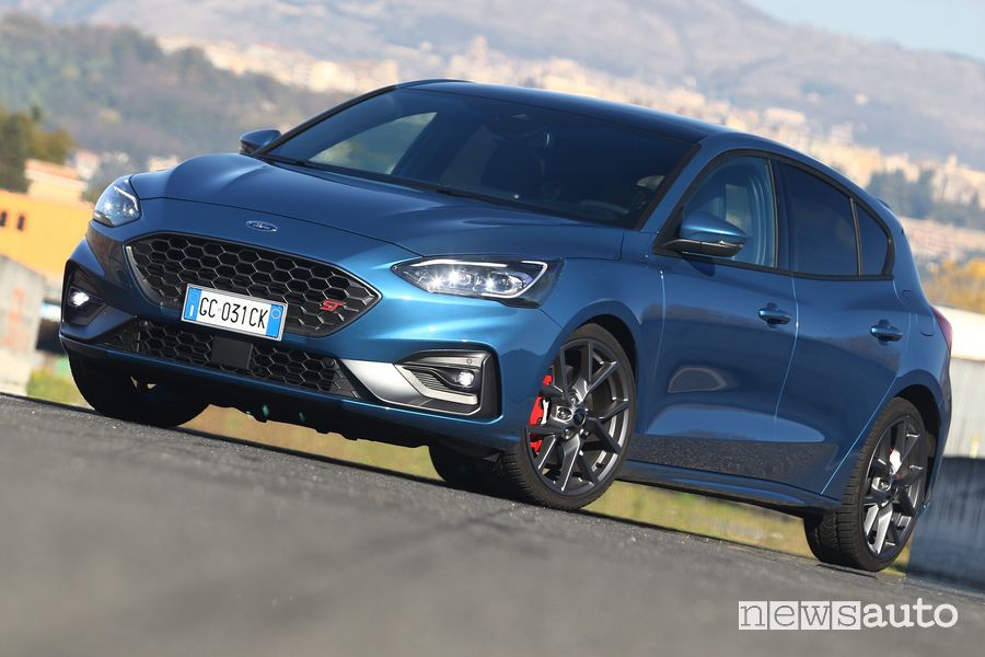 Vista di profilo Ford Focus ST