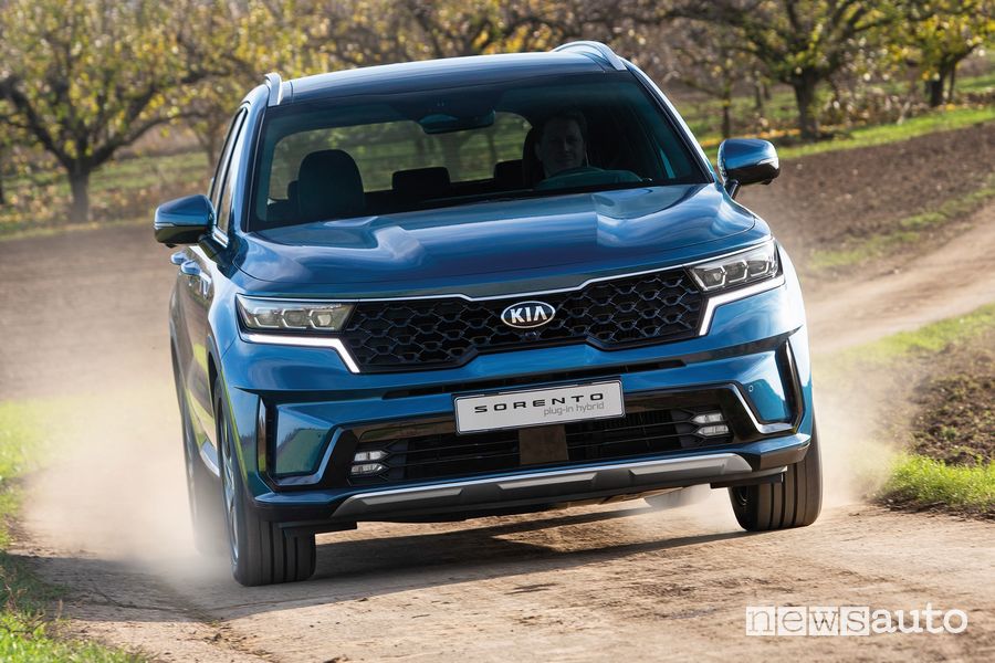 Vista anteriore Kia Sorento Plug-in Hybrid sullo sterrato