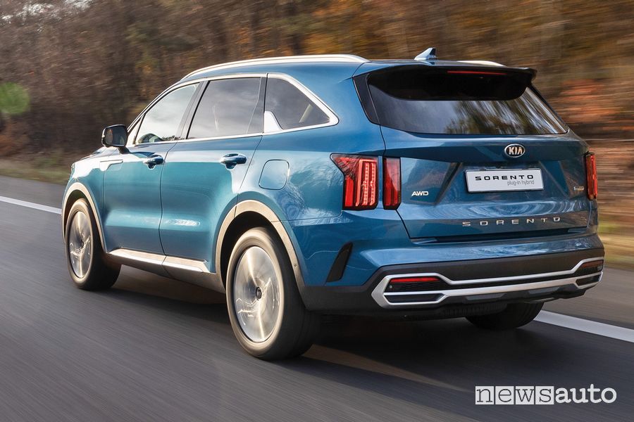 Vista posteriore Kia Sorento Plug-in Hybrid su strada