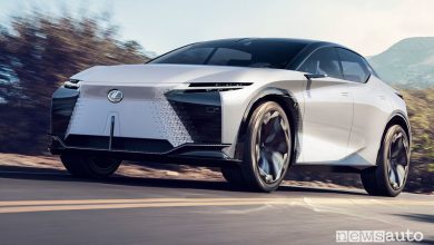 Vista di profilo Lexus concept LF-Z Electrified in movimento
