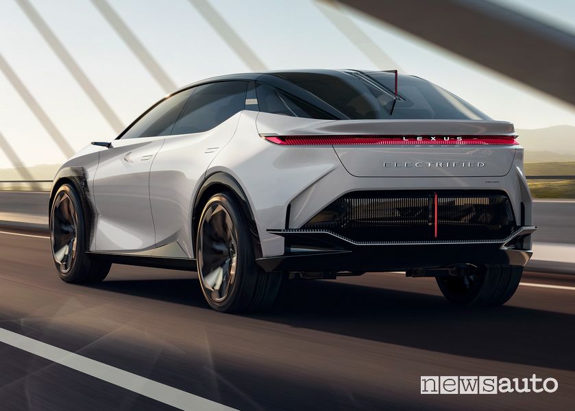 Vista posteriore Lexus concept LF-Z Electrified in movimento