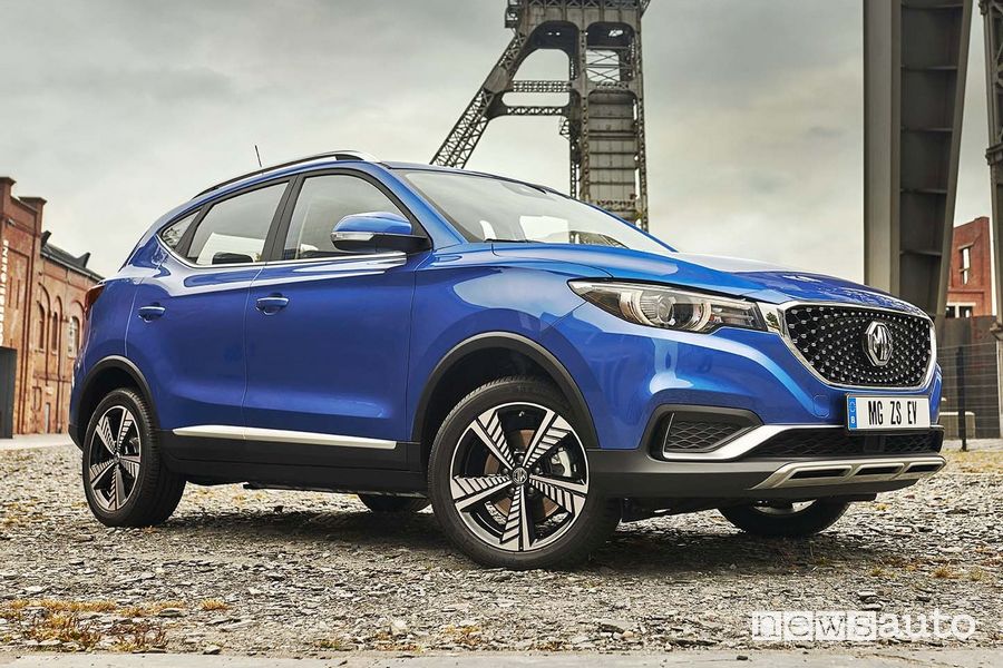 Vista di profilo MG ZS EV SUV elettrico