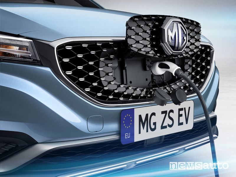 Presa di ricarica griglia anteriore MG ZS EV SUV elettrico