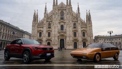 Mazda MX-30 EV e la MX-81 concept in Piazza del Duomo a Milano