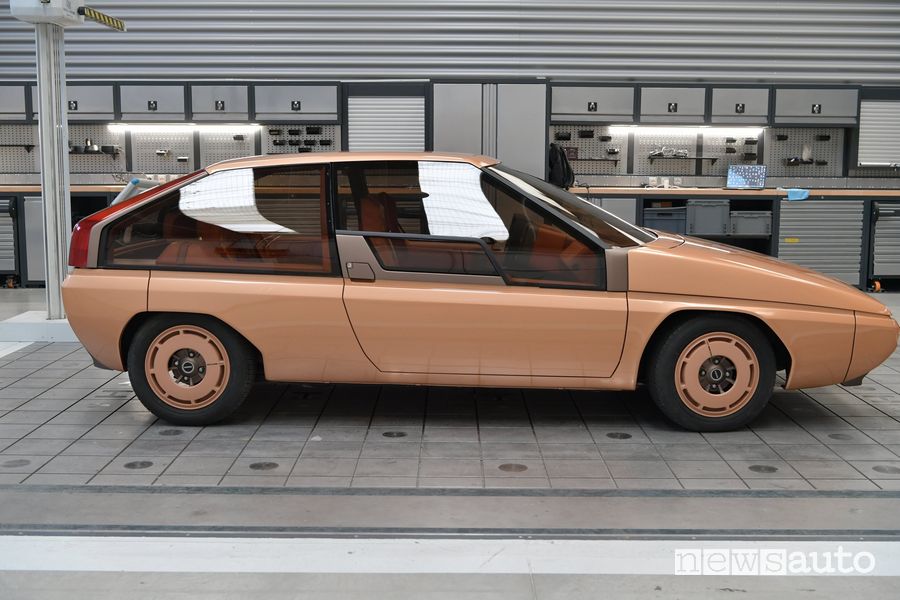 Vista laterale Mazda MX-81 concept