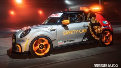 Vista laterale MINI Electric Pacesetter safety car Formula E