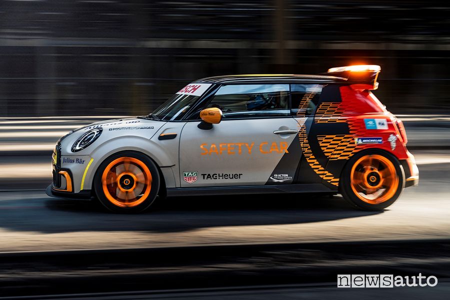 Vista laterale MINI Electric Pacesetter safety car Formula E