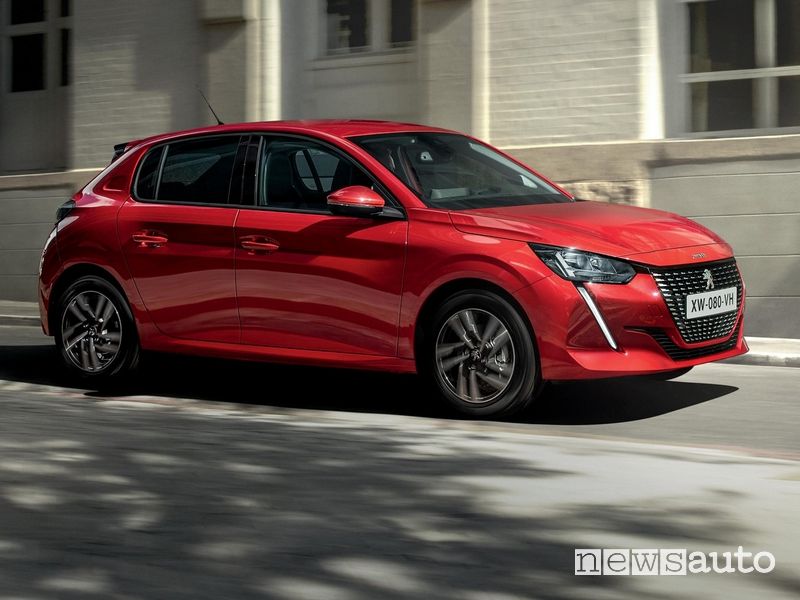 Vista laterale Peugeot 208 PureTech 75 Allure Pack su strada