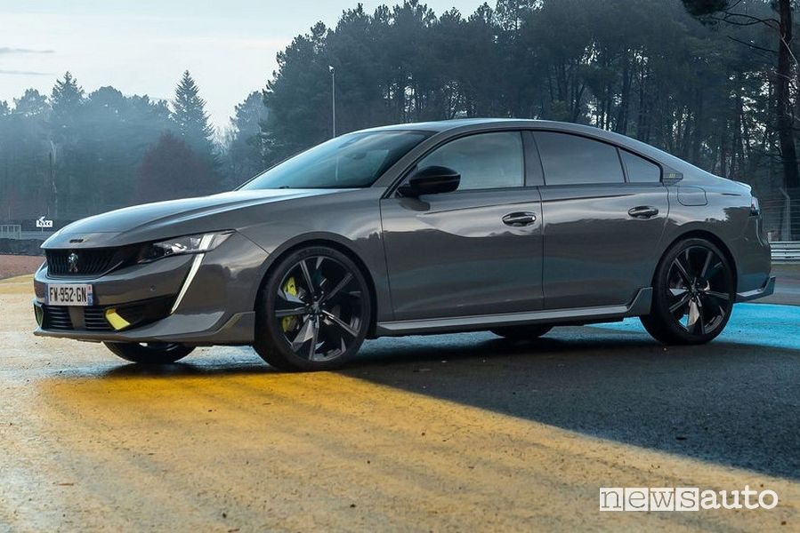 Vista di profilo Peugeot 508 Sport Engineered fastback
