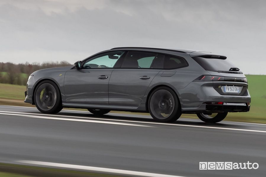 Vista posteriore Peugeot 508 Sport Engineered su strada