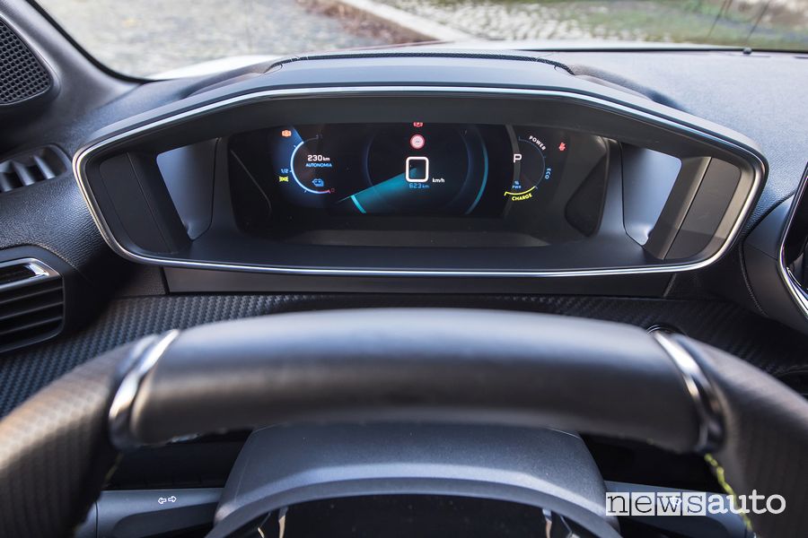 Quadro strumenti 3D i-Cockpit abitacolo Peugeot e-208 elettrica