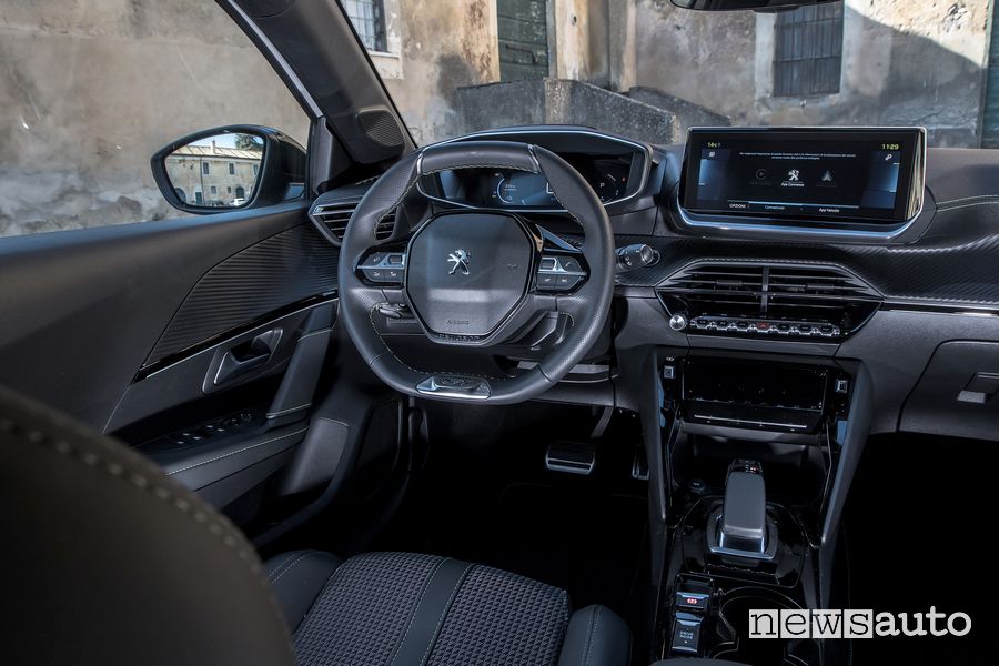 Plancia strumenti i-Cockpit abitacolo Peugeot e-208 elettrica