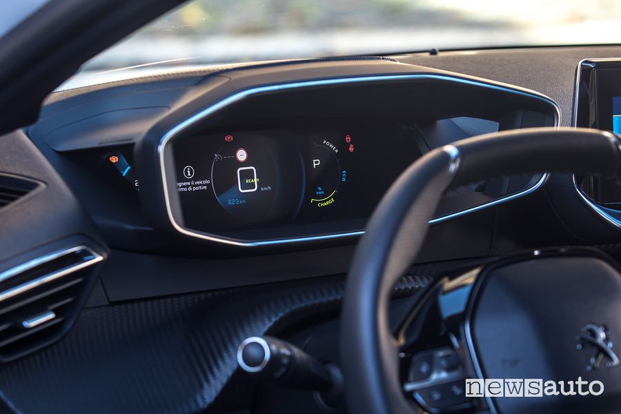 Display i-Cockpit 3D abitacolo Peugeot e-208 elettrica