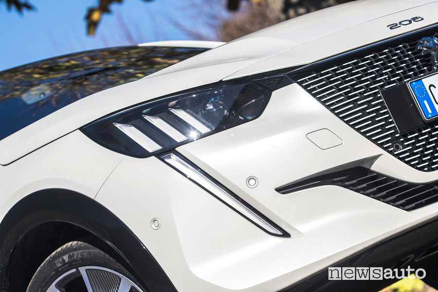 Faro anteriore firma luminosa ad artiglio Peugeot e-208 elettrica