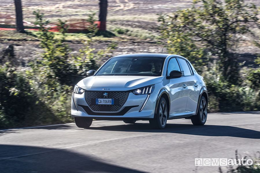 Vista di profilo Peugeot e-208 elettrica su strada