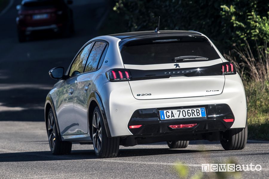 Vista posteriore Peugeot e-208 elettrica su strada
