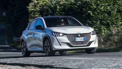 Vista di profilo Peugeot e-208 elettrica su strada
