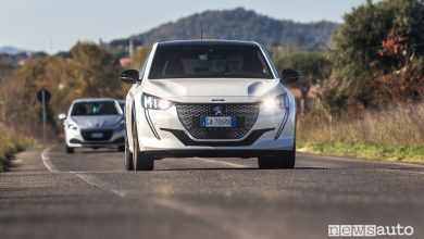 Vista anteriore Peugeot e-208 elettrica su strada
