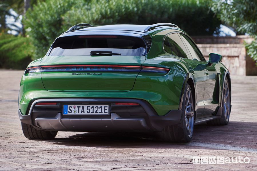Vista posteriore Porsche Taycan Cross Turismo