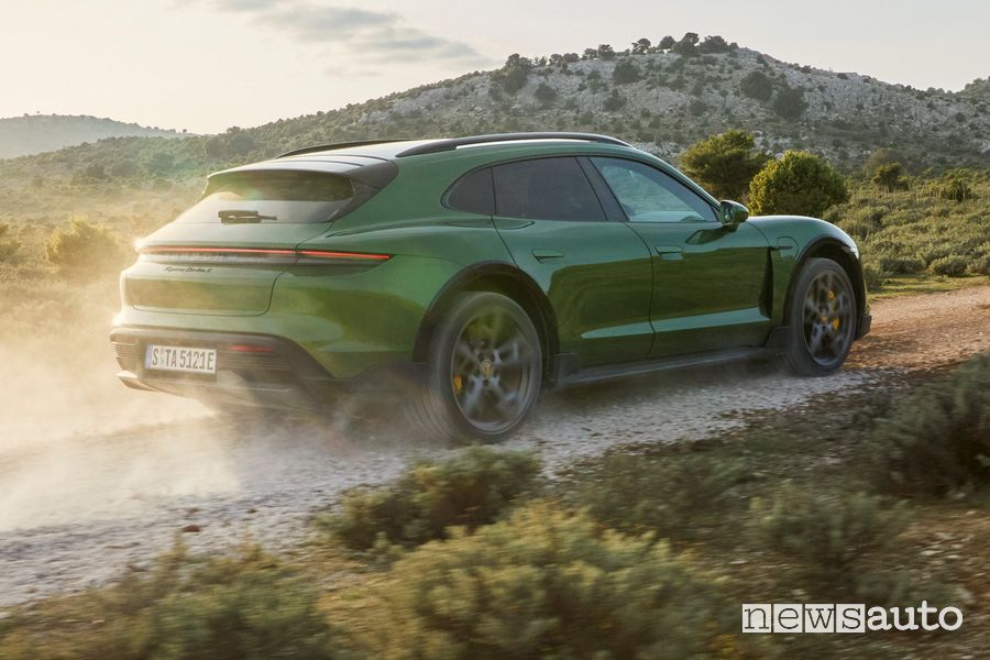 Vista posteriore Porsche Taycan Cross Turismo sullo sterrato