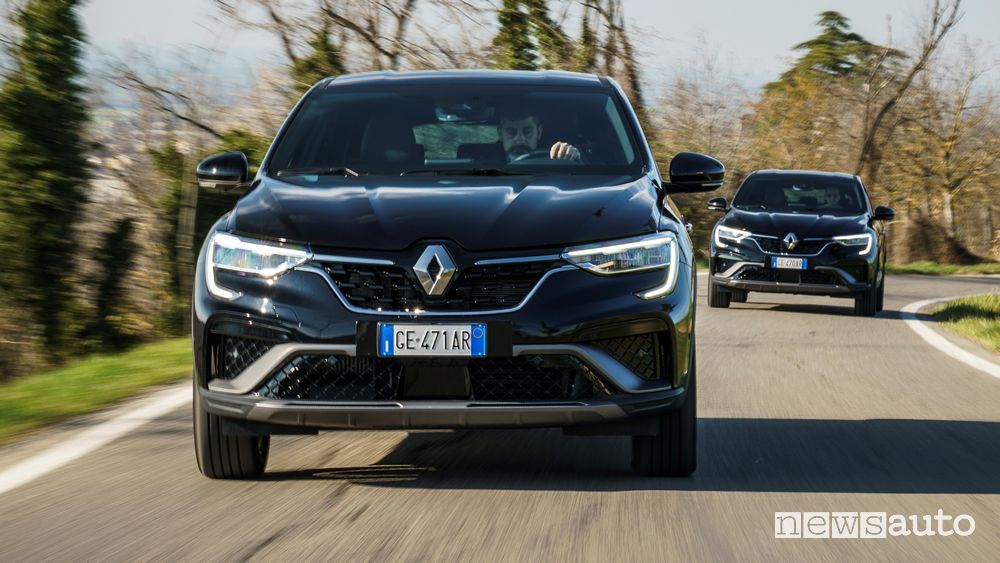 Vista frontale Renault Arkana R.S. Line su strada