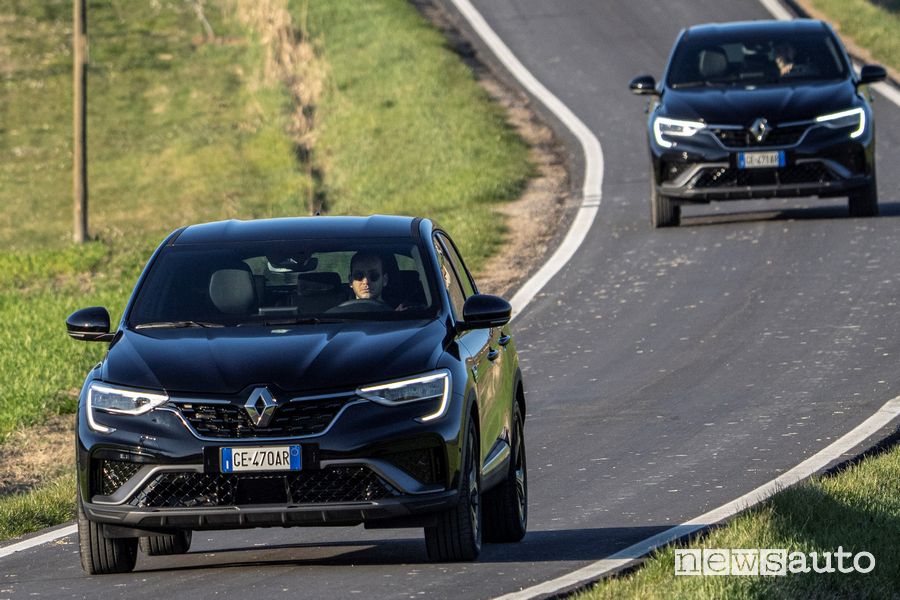 Vista anteriore Renault Arkana R.S. Line su strada