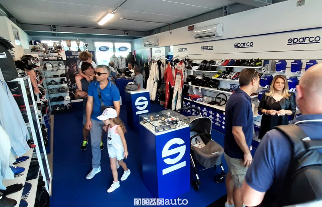 Shop Sparco situato all'interno dell'autodromo di Vallelunga