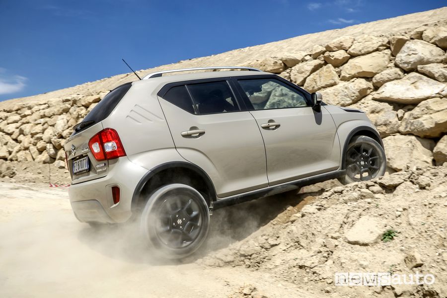 Vista posteriore Suzuki Ignis Hybrid sullo sterrato