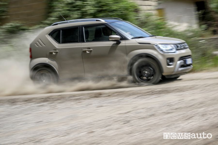 Vista laterale Suzuki Ignis Hybrid Allgrip sullo sterrato