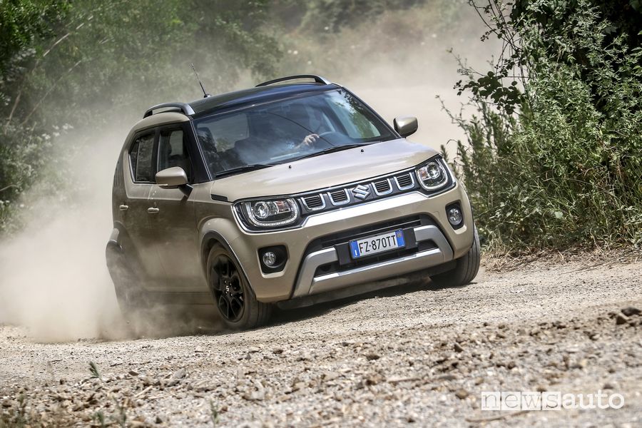 Vista di profilo Suzuki Ignis Hybrid sullo sterrato