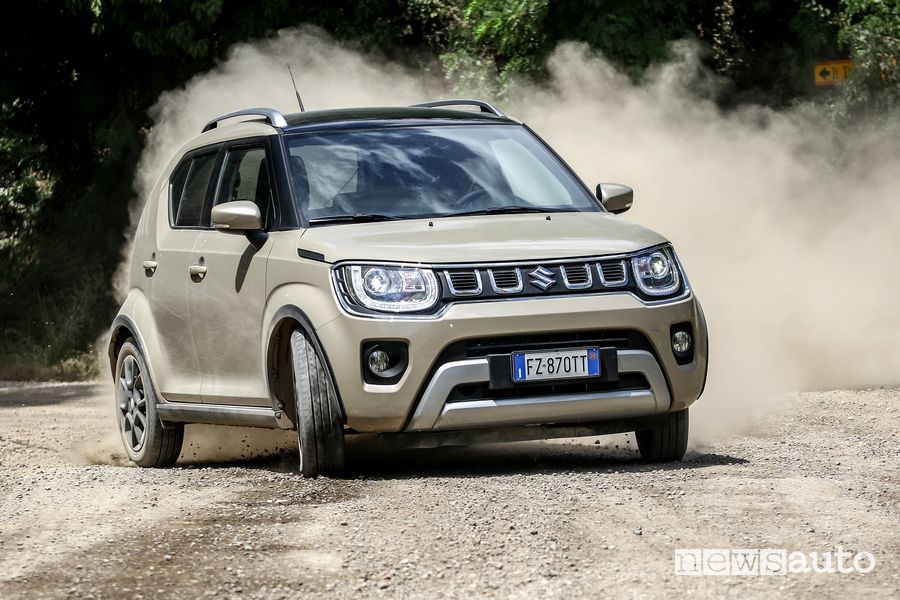 Vista di profilo Suzuki Ignis Hybrid sullo sterrato