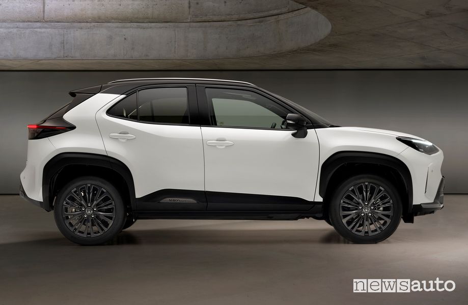 Vista laterale Toyota Yaris Cross Adventure