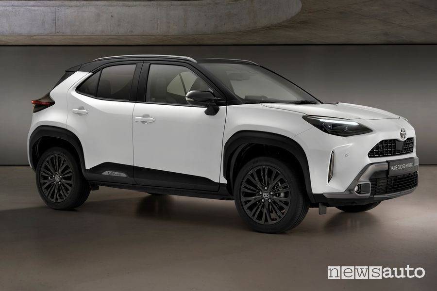 Vista di profilo Toyota Yaris Cross Adventure
