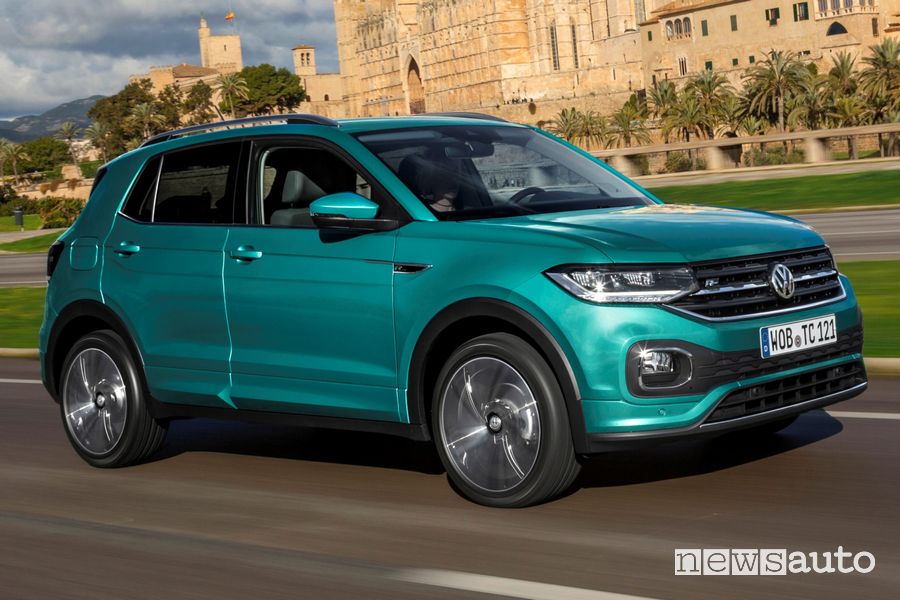 Vista di profilo Volkswagen T-Cross Sport su strada