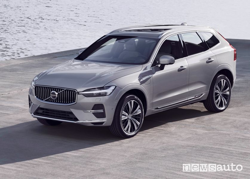 Vista di profilo Volvo XC60 2022