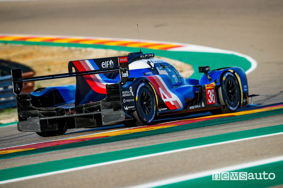 Vista posteriore Alpine A480 hypercar WEC 2021 in pista