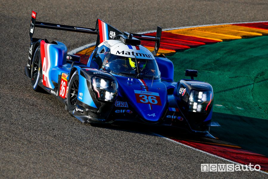 Vista di profilo Alpine A480 hypercar WEC 2021 in pista