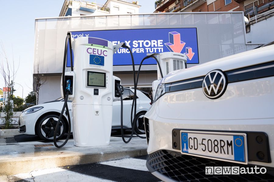 Colonnina ricarica auto elettriche JuicePole Enel X Roma Volkswagen ID.3