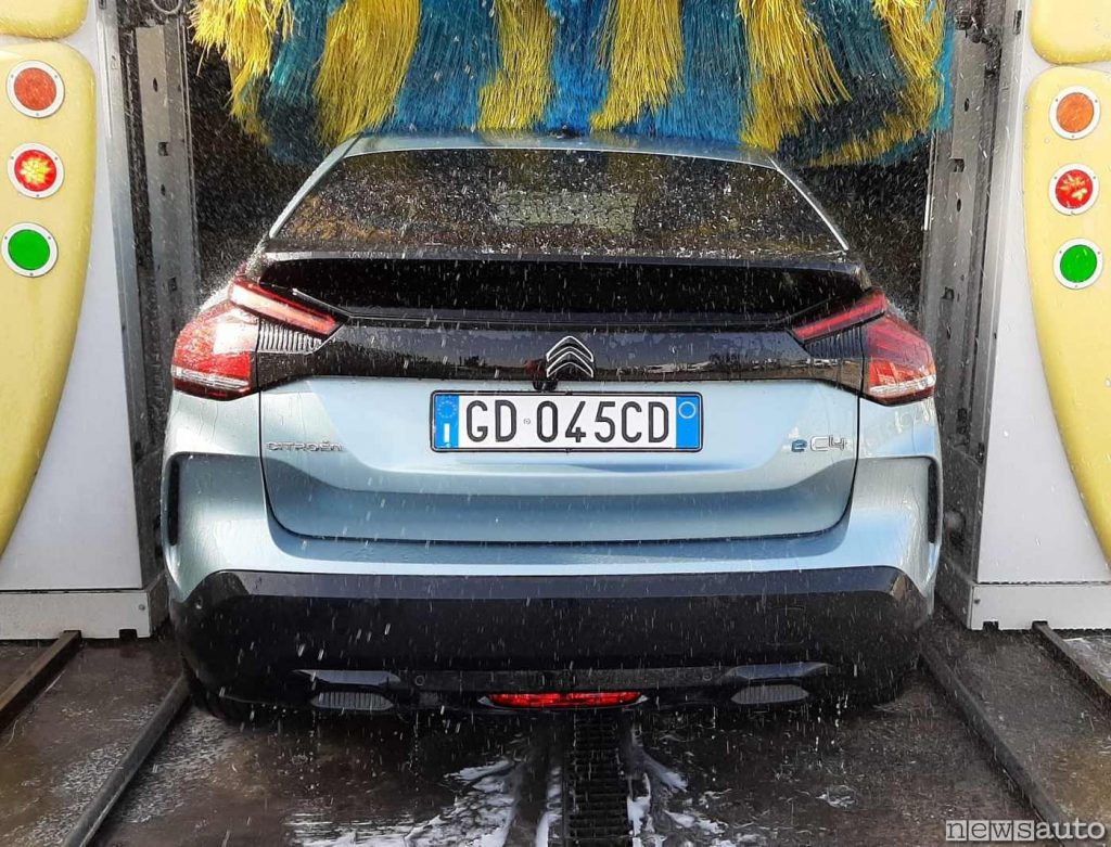 Di acqua se ne fa largo uso negli autolavaggi (nella foto una Citroen C4 elettrica eC4)