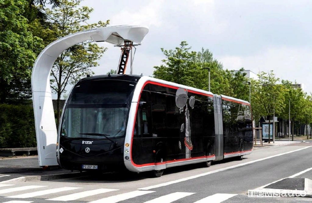 L'autobus elettrico futuristico che diventa una realtà di Taranto.