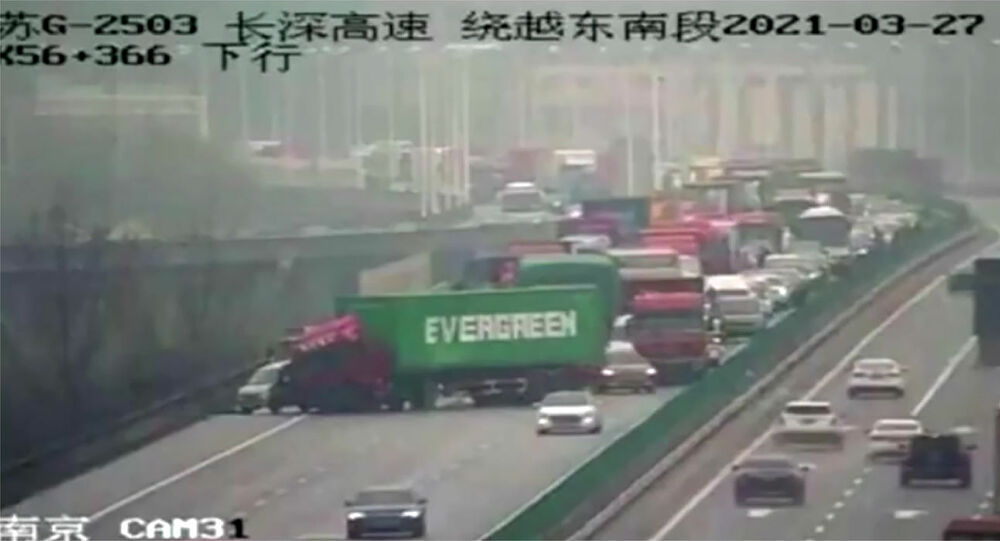 Camion porta container della Evergreen blocca traffico in cina alla circolazione dopo un altro incidente stradale.