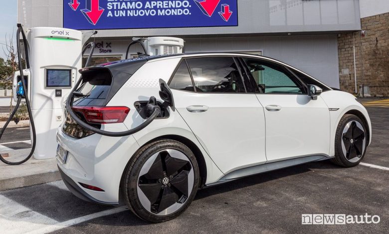 Con il soldi del PNRR il Governo punta ad ammodernare gli attuali distributori di carburanti con l’installazione di punti di ricarica fast fino a 350 kW.