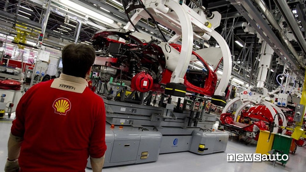 Catena di montaggio, uomini al lavoro nel settore auto a rischio con l'Euro 7