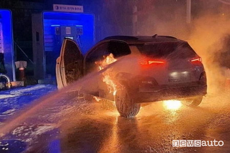 L'incendio di una batteria agli ioni di litio dell'auto elettrica Kona di Hyndai