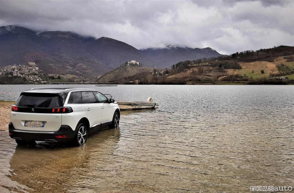 Una Peugeot 5008 elettrica ed un bacino idroelettrico (Lago del Turano)